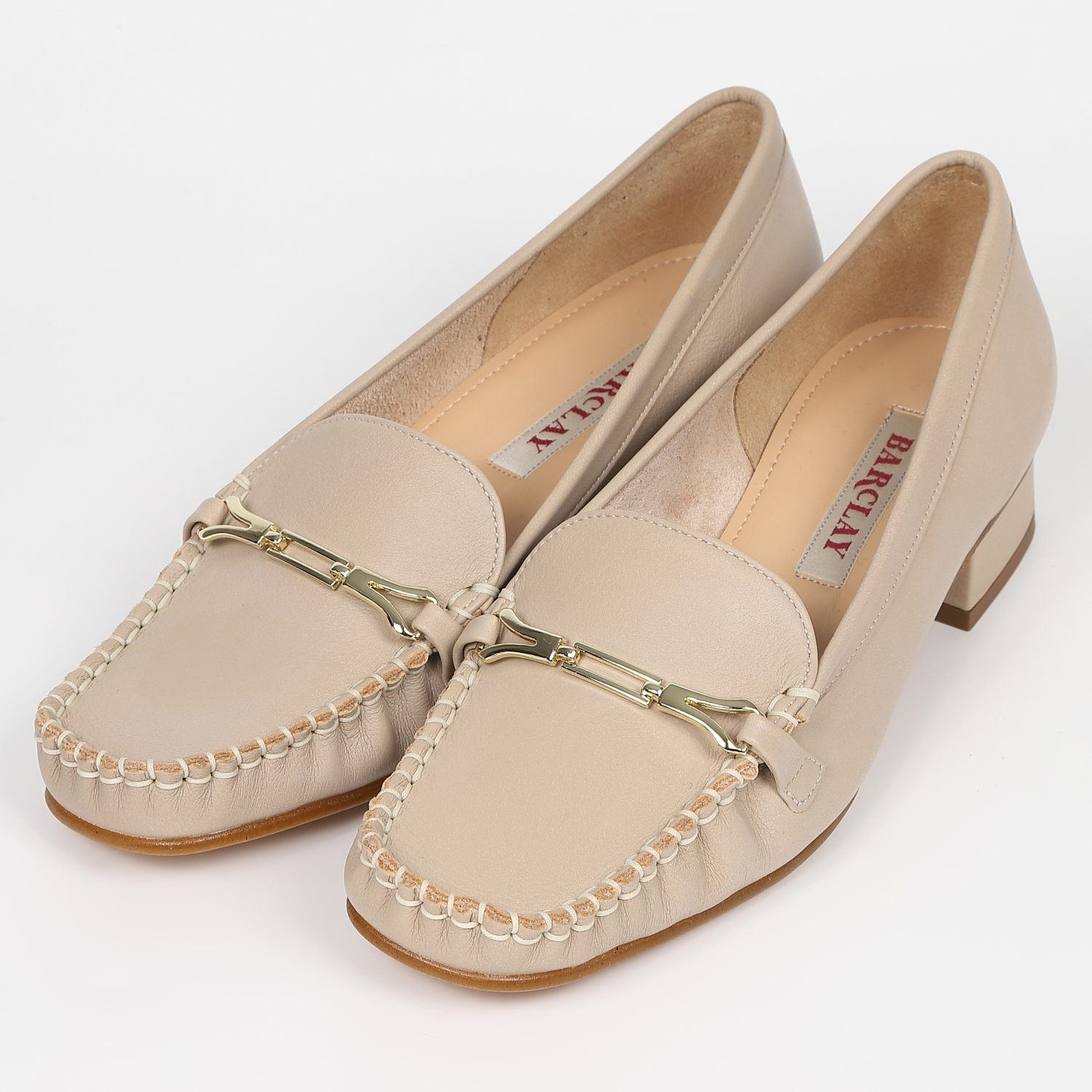 大人気新品をすべて BARCLAY（バークレー）チェーンビットモカシンパンプス ベージュ 靴