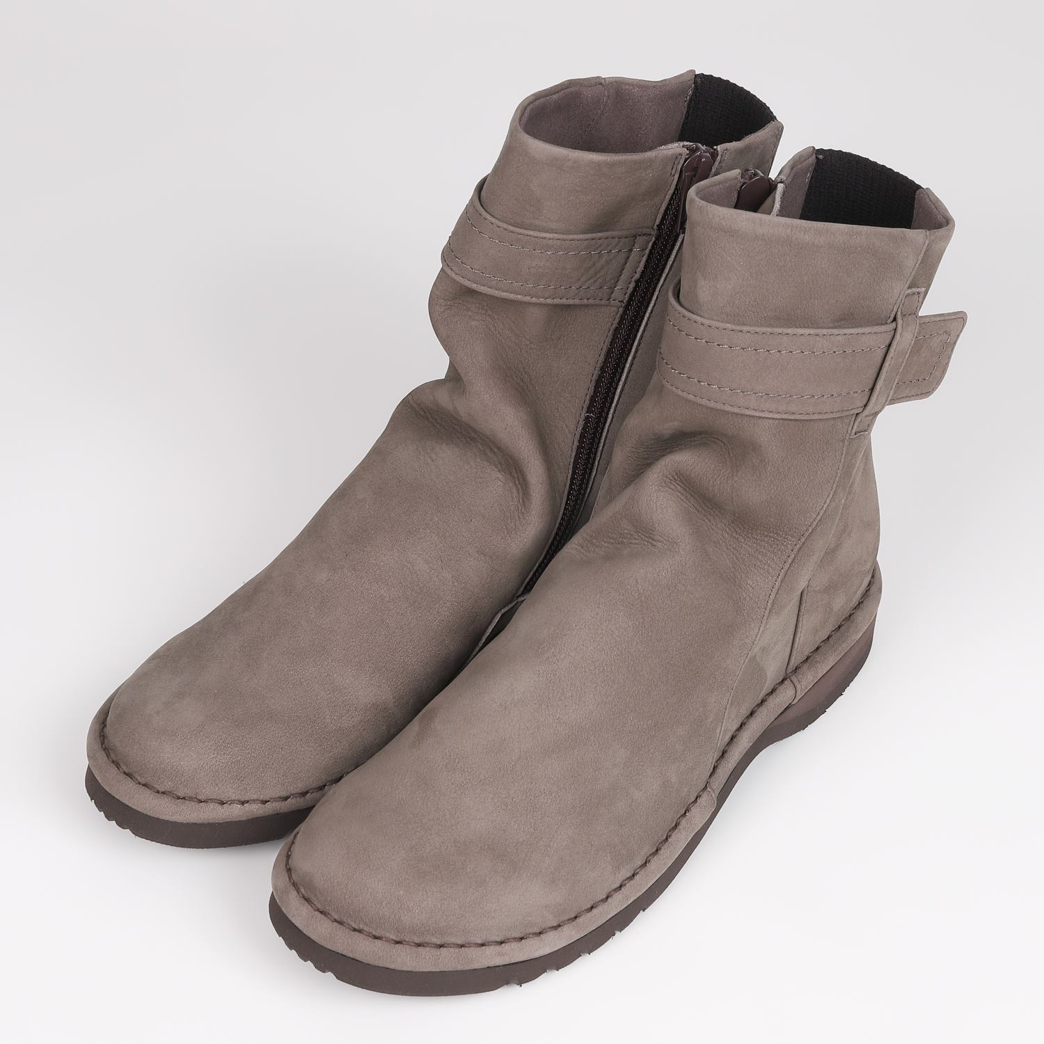 VITA NOVA（ヴィタノヴァ）シワ加工リブニットショートブーツ