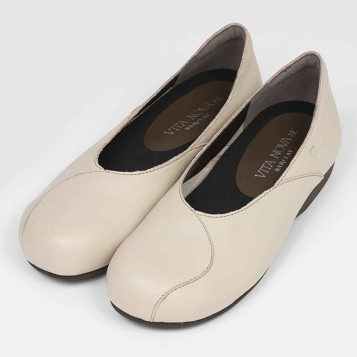 VITA NOVA（ヴィタノヴァ）ステッチデザインソフトレザーカジュアルパンプス　サンドベージュ