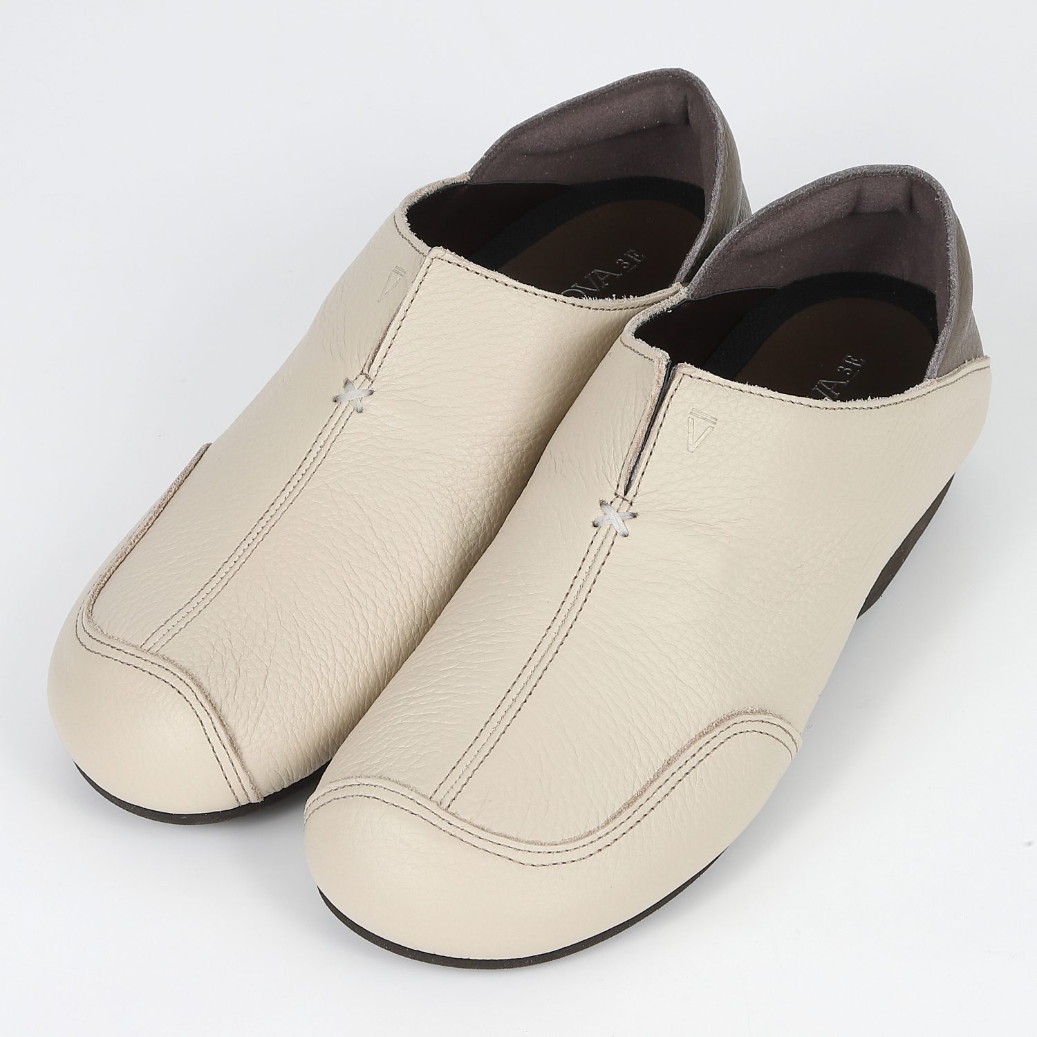 VITA NOVA（ヴィタノヴァ）ソフトレザーVカットスリッポン　サンドベージュコンビ