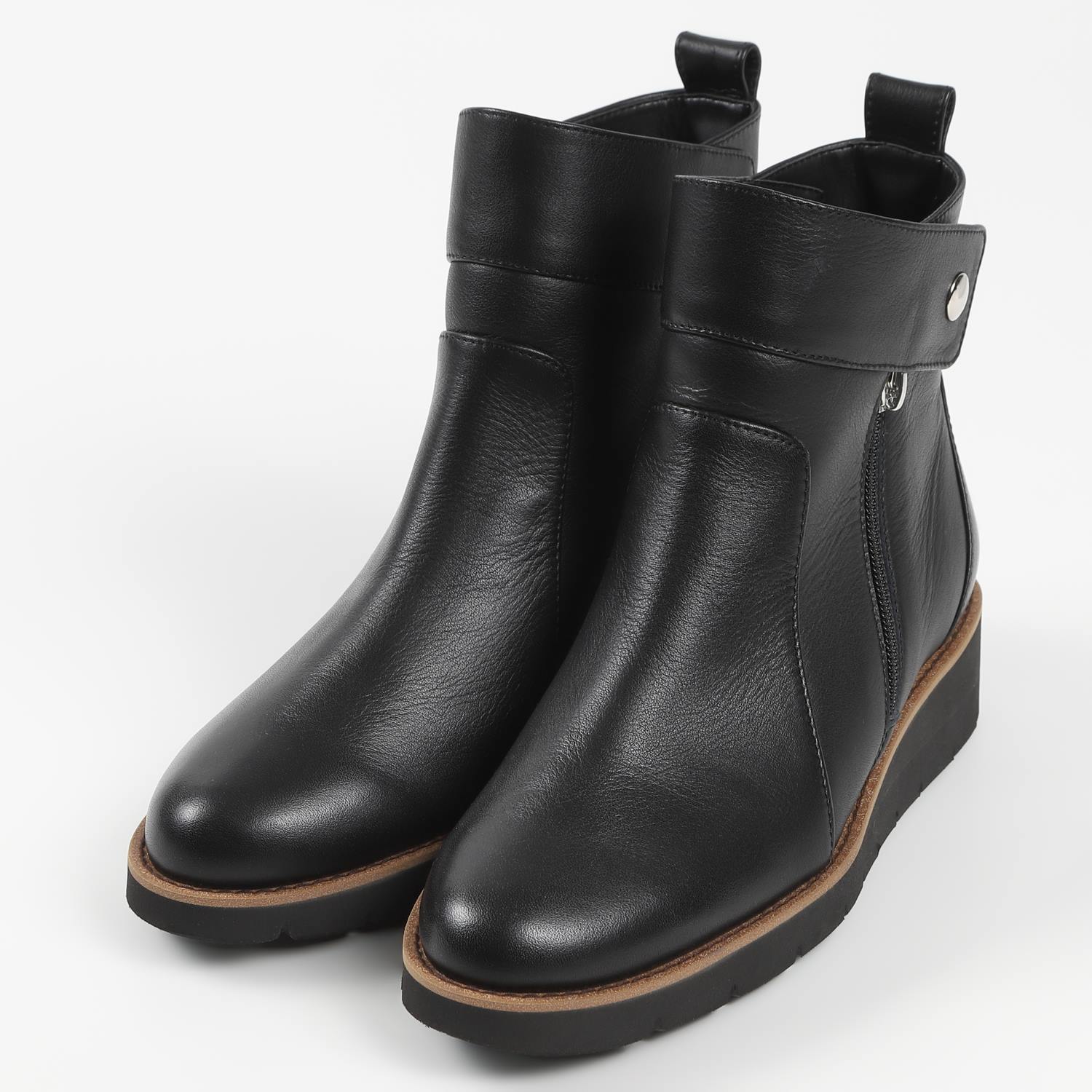 VITA NOVA（ヴィタノヴァ）ライダースショートブーツ ブラック