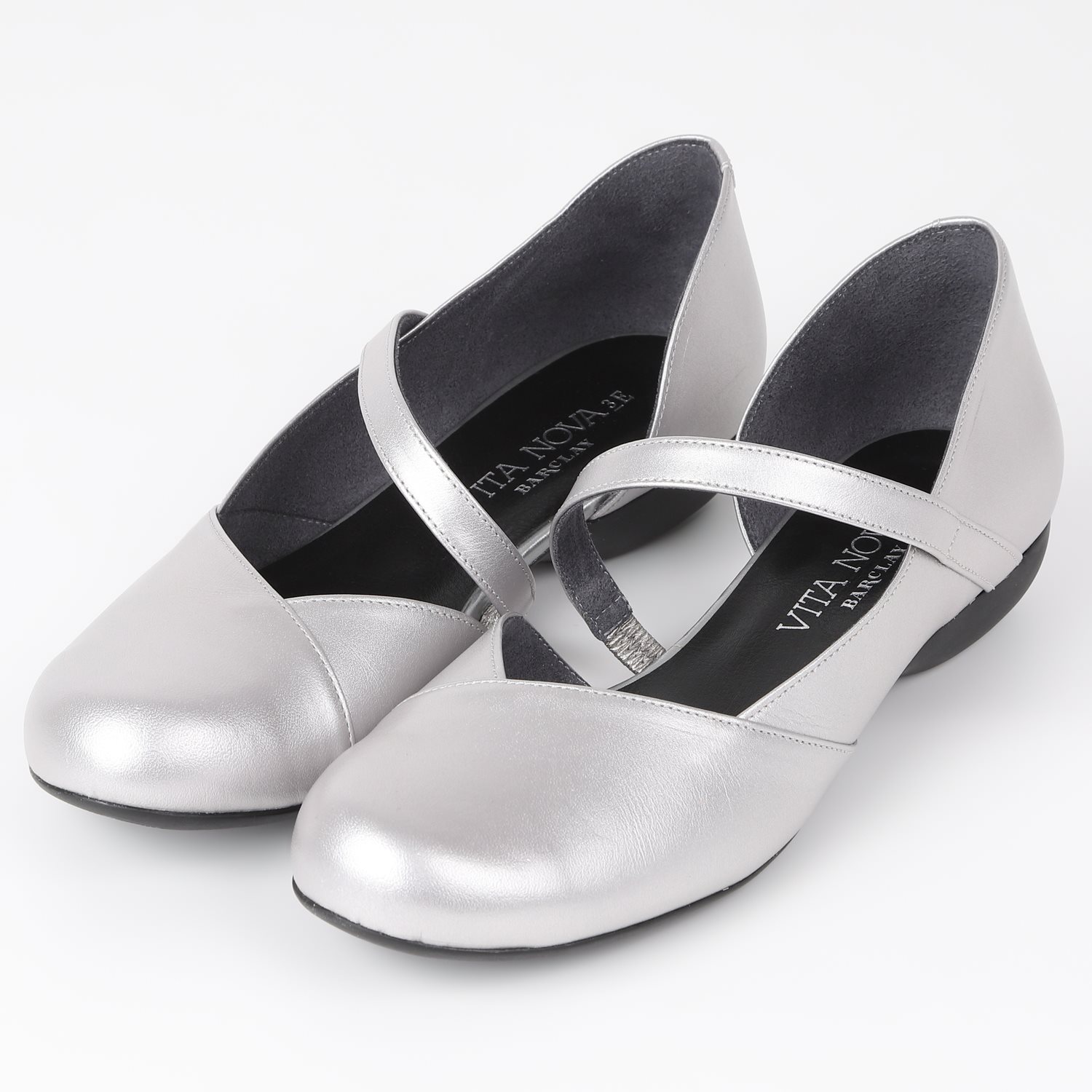 【OUTLET】VITA NOVA（ヴィタノヴァ）Vカット斜めベルトパンプス　シルバー