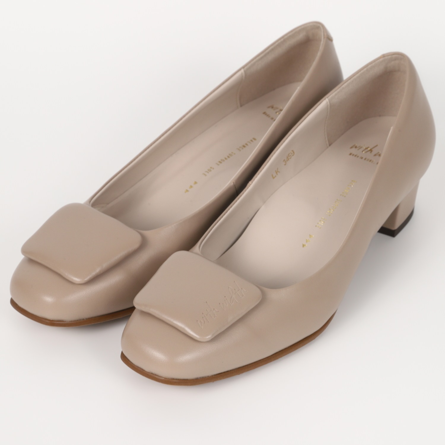 With Width（ウィズウィズ）スクエアパンプス　ダークベージュ