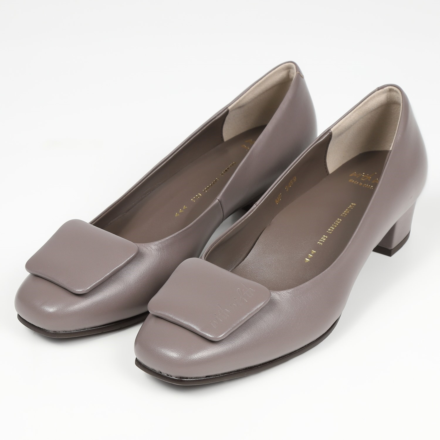 With Width（ウィズウィズ）スクエアパンプス グレージュ｜BARCLAY