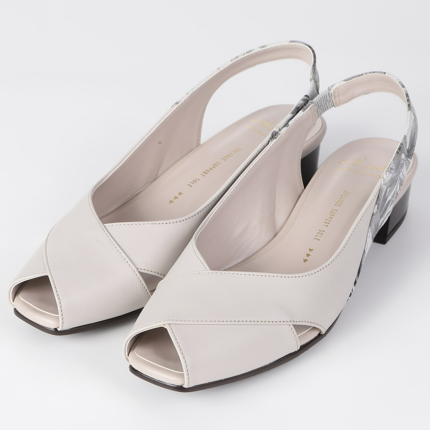 【OUTLET】With Width（ウィズウィズ）オープントゥバックベルトパンプス　サンドベージュ