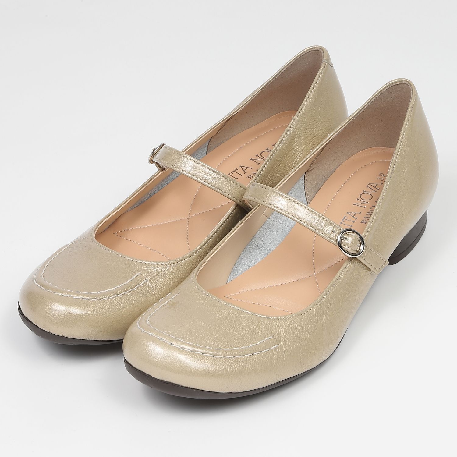 VITA NOVAストラップパンプス　ベージュエナメル