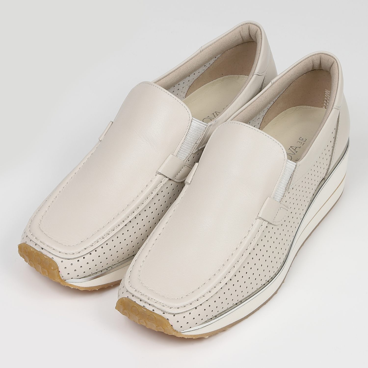 VITA NOVA（ヴィタノヴァ）5cmヒールスリッポンスニーカー　サンドグレー