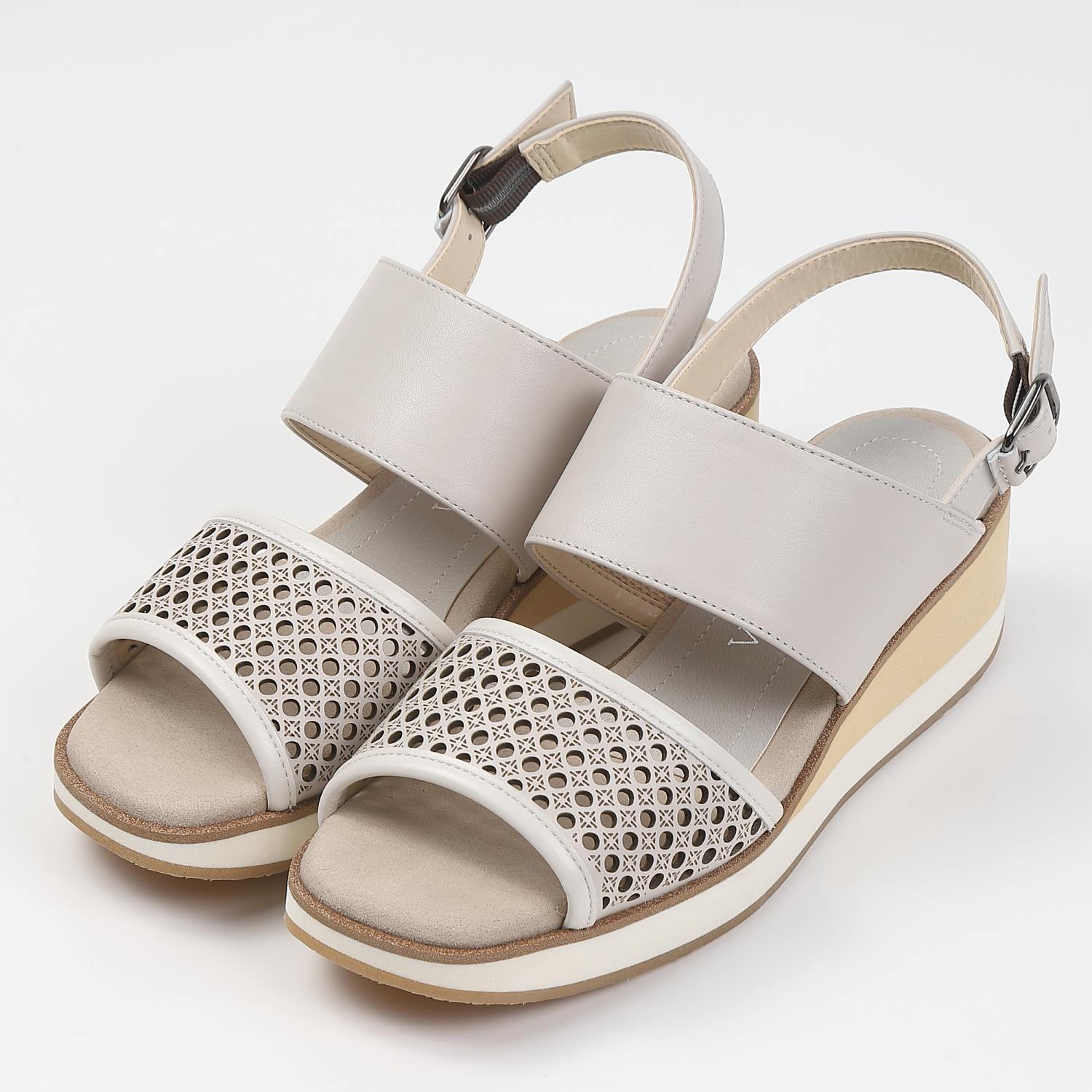 VITA NOVA（ヴィタノヴァ）レーザーカットスニーカーソールサンダル　アイボリー