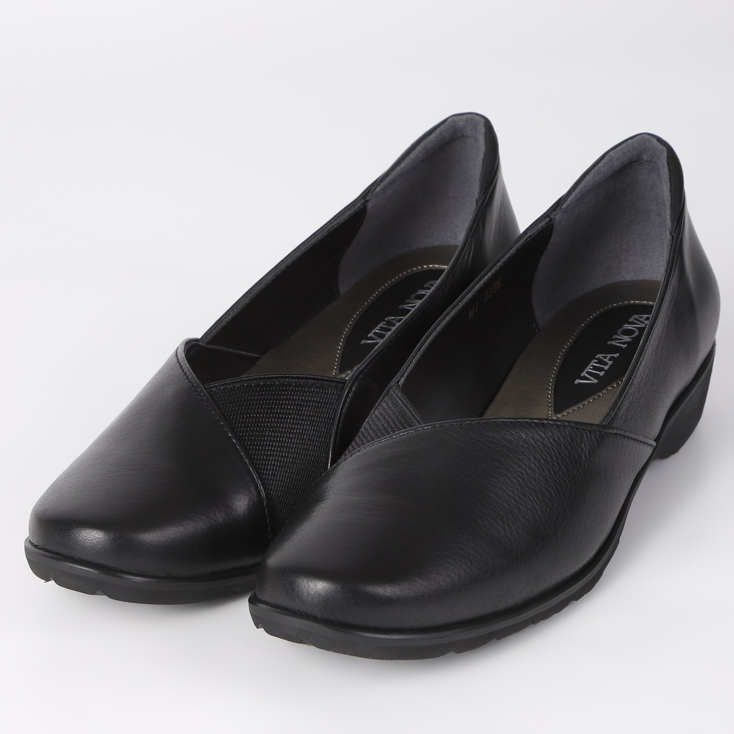 VITA NOVA（ヴィタノヴァ）Vカット軽量カジュアルシューズ ブラック