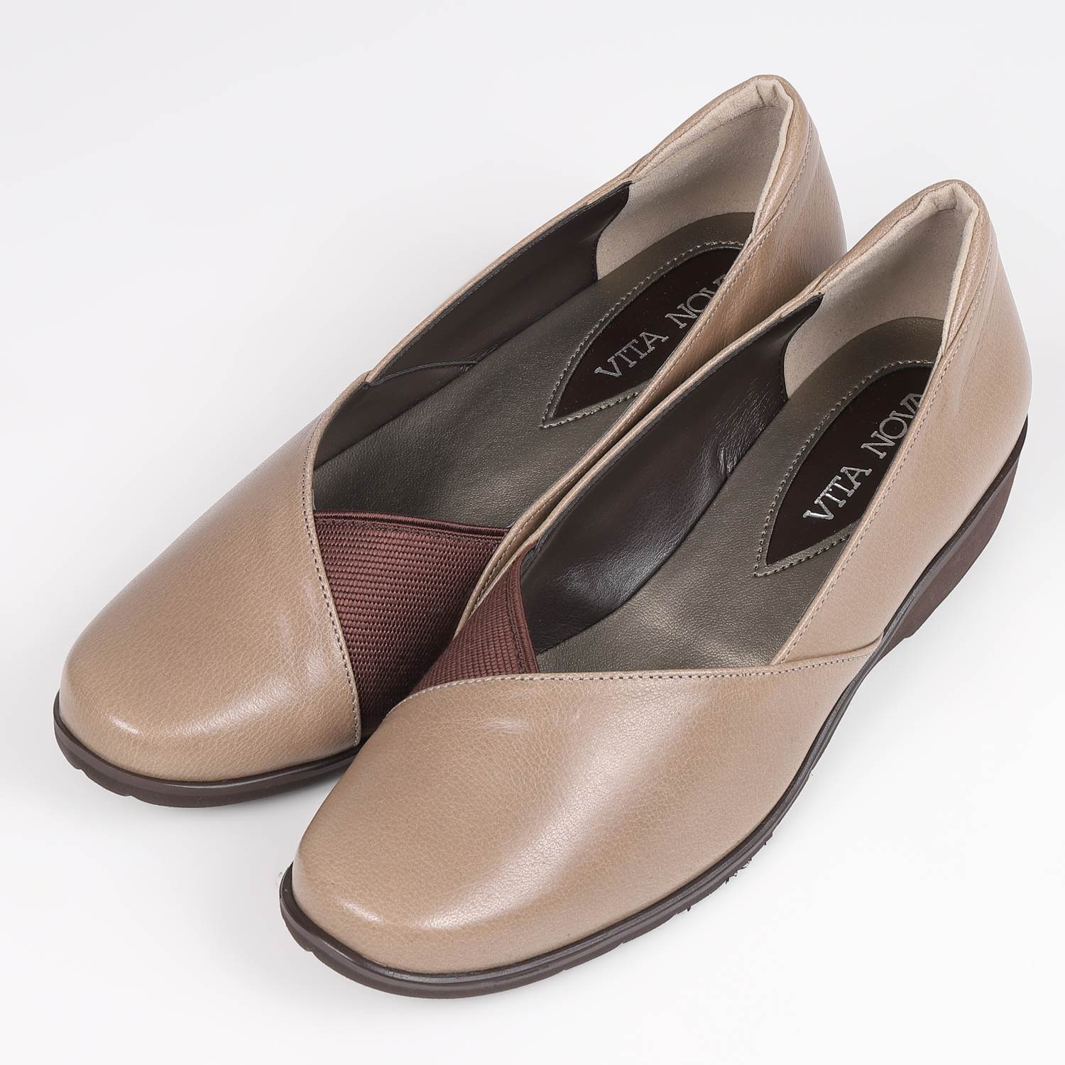 【OUTLET】VITA NOVA（ヴィタノヴァ）Vカット軽量カジュアルシューズ　グレージュ