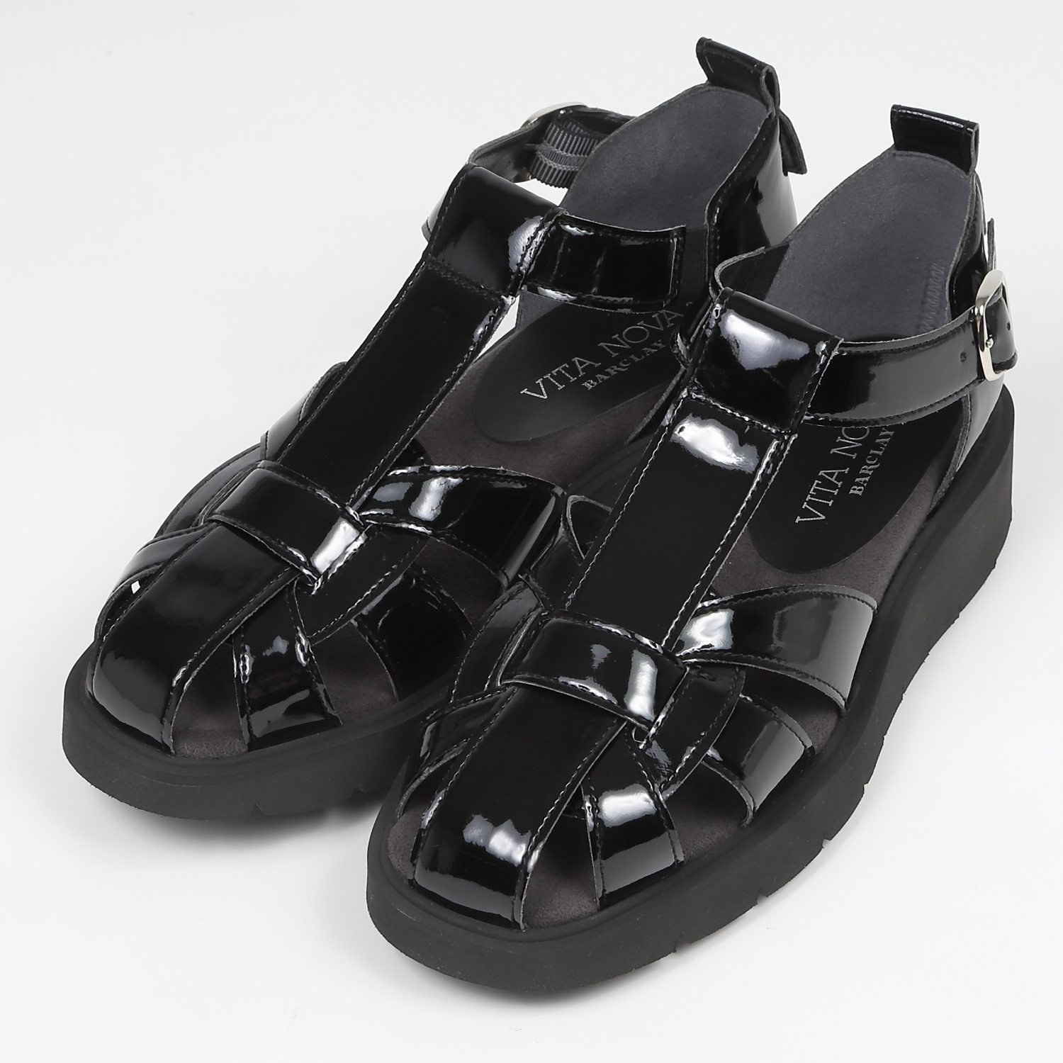 VITA NOVA（ヴィタノヴァ）グルカサンダル（スリッポンタイプ） ブラックエナメル