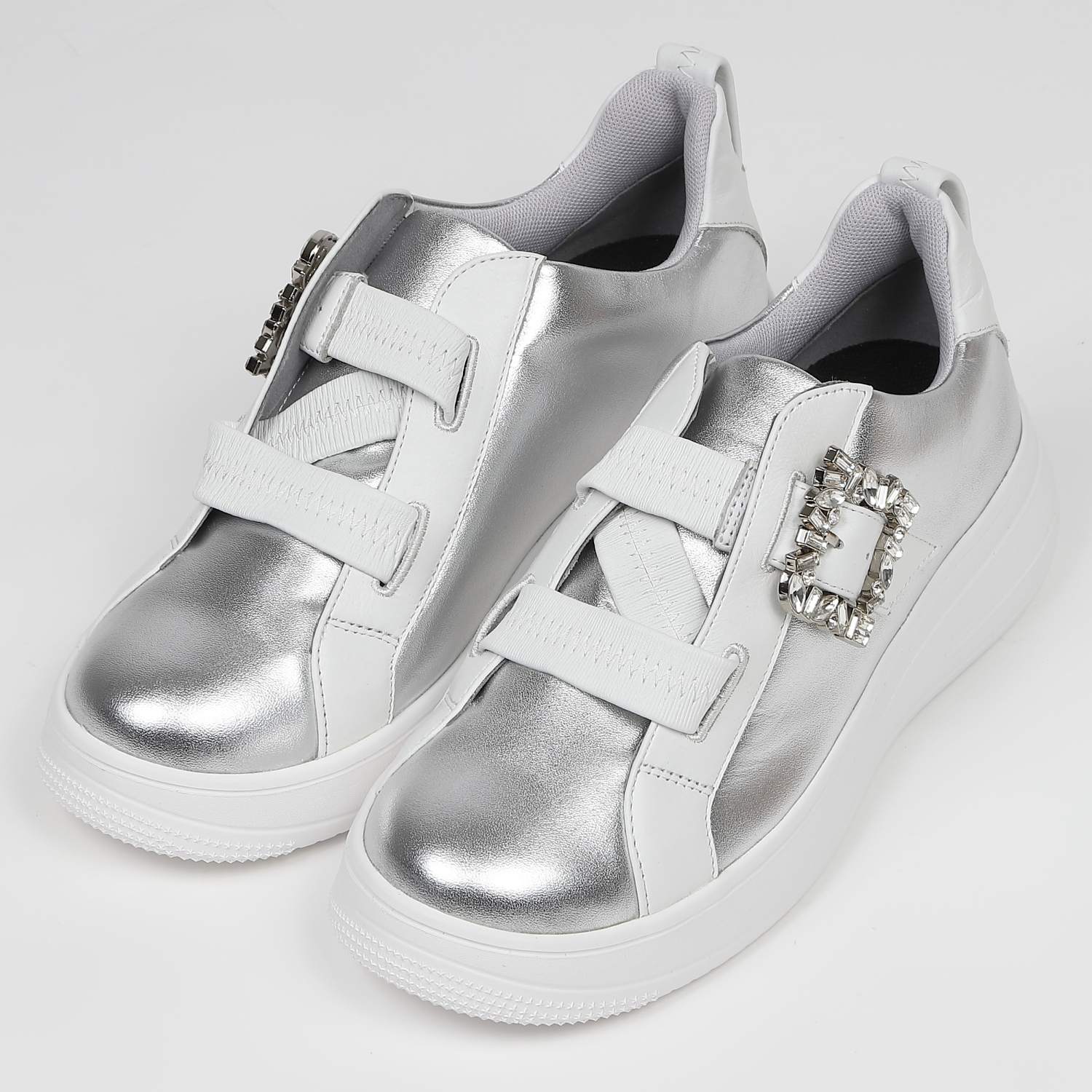 KISCO（キスコ）ビジューバックルスニーカー　シルバー