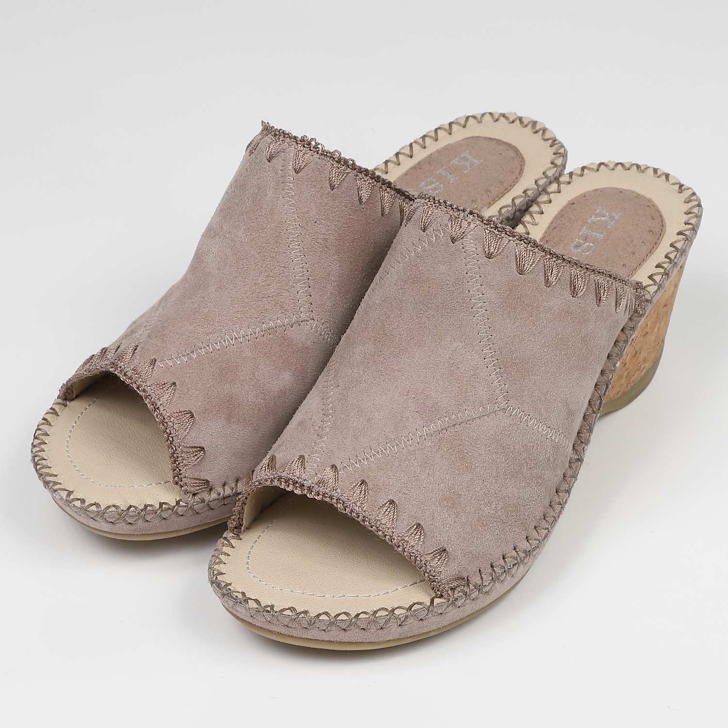KISCO（キスコ）刺繍カバードサンダル　グレージュスエード