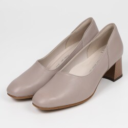 With Width（ウィズウィズ）アシンメトリーカットパンプス スモーキー