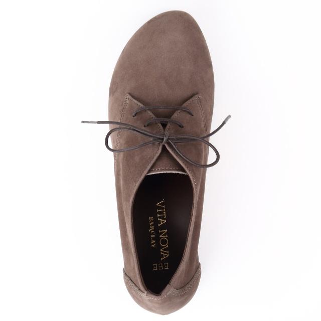 VITA NOVAシンプルデザインシューズ グレーブラウンヌバック｜BARCLAY