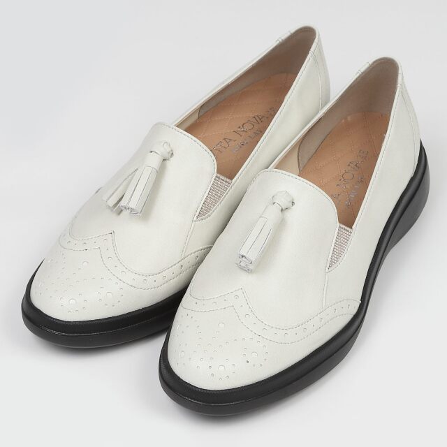 VITA NOVA（ヴィタノヴァ）晴雨兼用タッセルスリッポン　オフホワイト