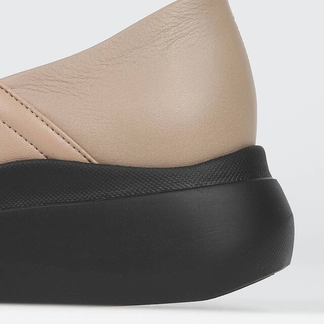 VITA NOVA（ヴィタノヴァ）晴雨兼用ストレッチ素材カジュアルシューズ