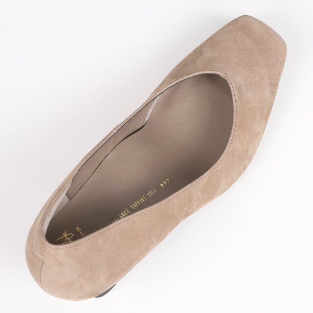 With Width（ウィズウィズ）Vカットプレーンパンプス ダークベージュ