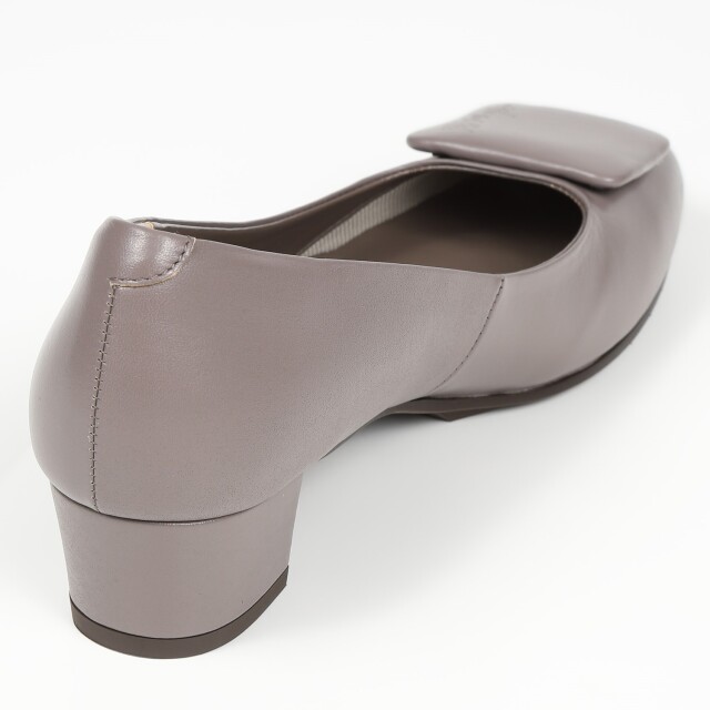 With Width（ウィズウィズ）スクエアパンプス グレージュ｜BARCLAY