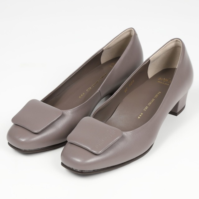 With Width（ウィズウィズ）スクエアパンプス グレージュ｜BARCLAY