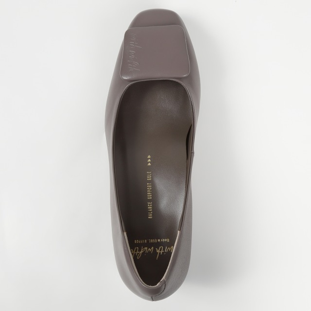 With Width（ウィズウィズ）スクエアパンプス グレージュ｜BARCLAY