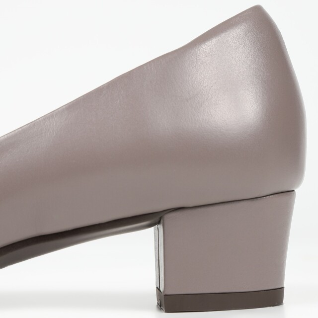 With Width（ウィズウィズ）スクエアパンプス グレージュ｜BARCLAY