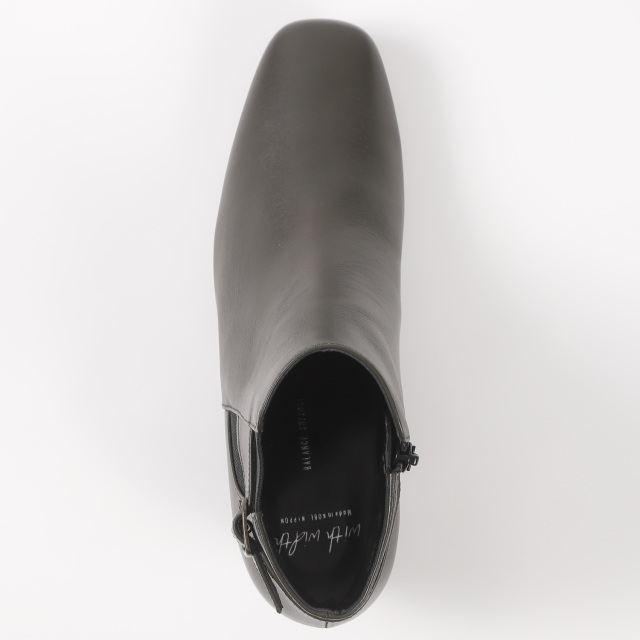 With Width（ウィズウィズ）ベルトデザインショートブーツ ダーク