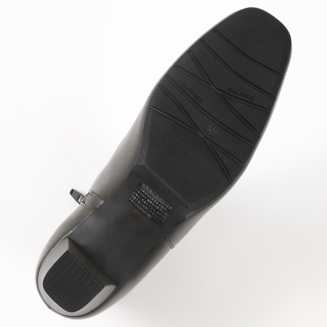 With Width（ウィズウィズ）ベルトデザインショートブーツ ダーク