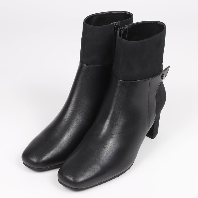 With Width（ウィズウィズ）ワンポイント金具ショートブーツ ブラックヌバック