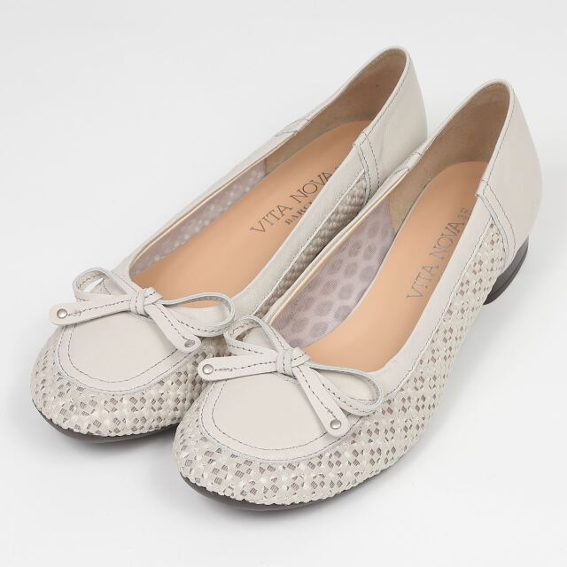 VITA NOVA（ヴィタノヴァ）リボン付レースチュールカッターパンプス アイボリーファブリック2