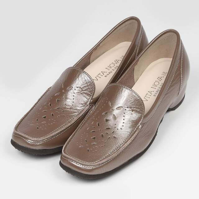 VITA NOVA（ヴィタノヴァ）パンチングモカシンローファー　ダークベージュエナメル