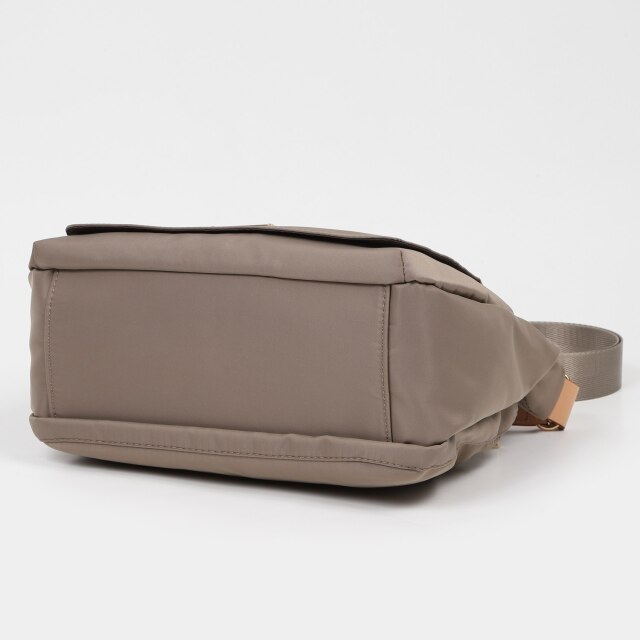 BARCLAY CLUB（バークレークラブ）ナイロンショルダーバッグ ベージュ