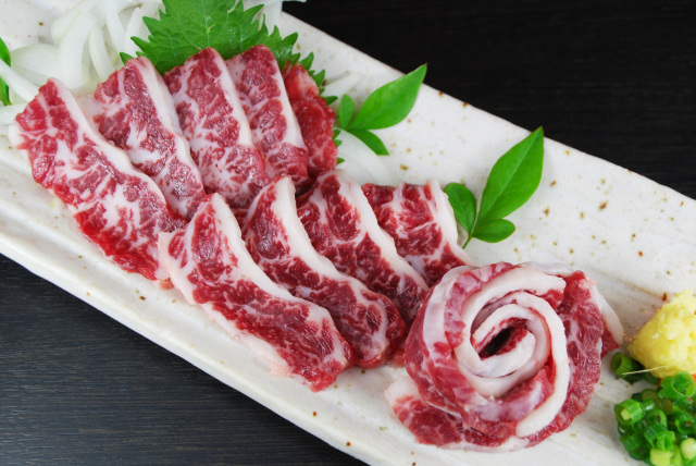 馬刺し 大トロ150ｇ（50ｇブロック×3個・小袋醤油3個付き）送料無料！！