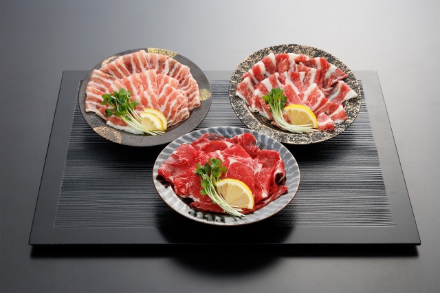 花びら馬刺し300ｇ（100ｇスライス×3種・小袋醤油6個付き）送料無料！！