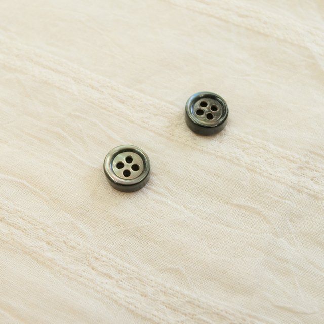 黒蝶貝 貝ボタン#00017 4穴10mm