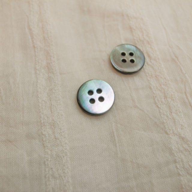 【丸型(定番)】黒蝶貝ボタン#00100 4穴13mm
