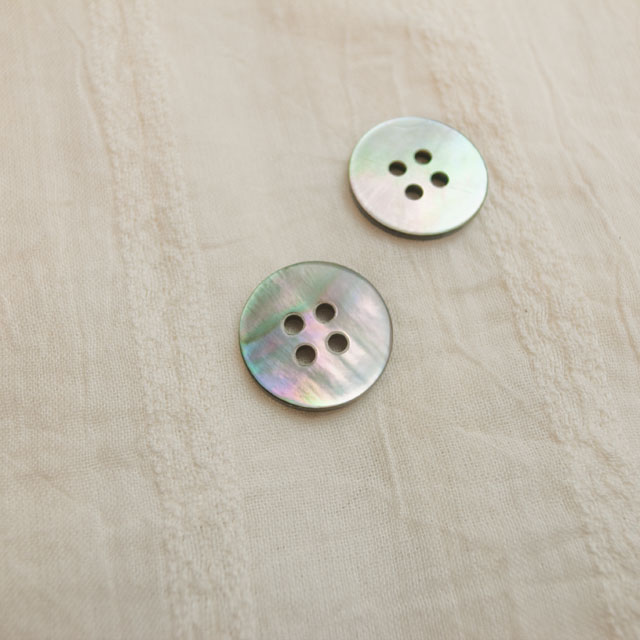 【丸型(定番)】黒蝶貝ボタン#00100 4穴15mm