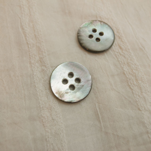 【丸型(定番)】黒蝶貝ボタン#00100 4穴18mm