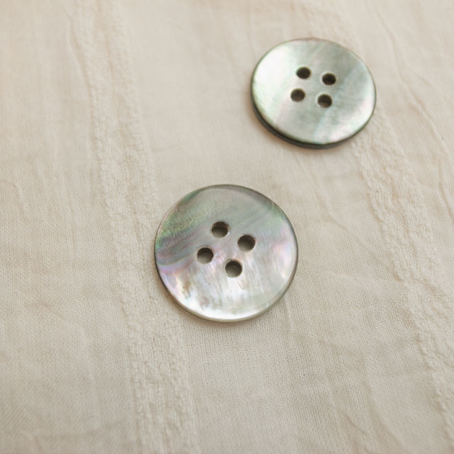 【丸型(定番)】黒蝶貝ボタン#00100 4穴20mm