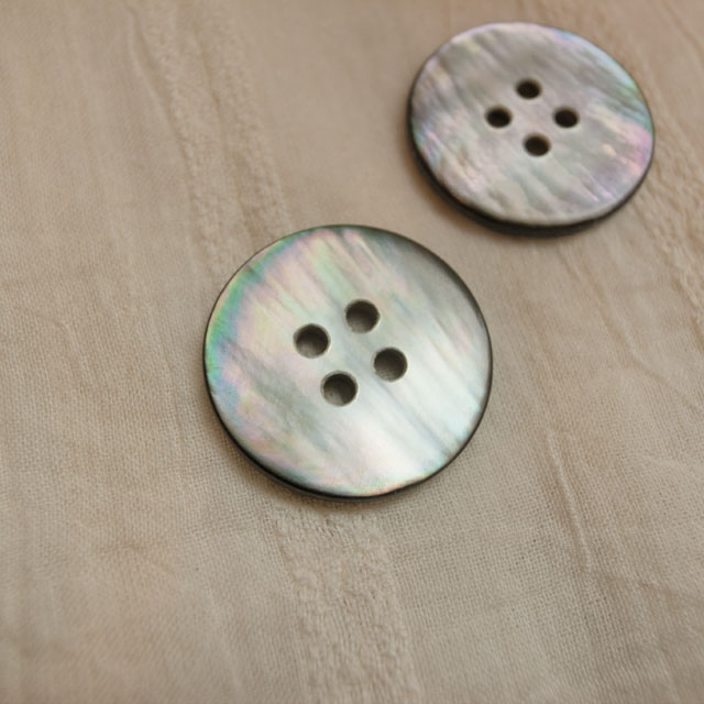 【丸型(定番)】黒蝶貝ボタン#00100 4穴23mm