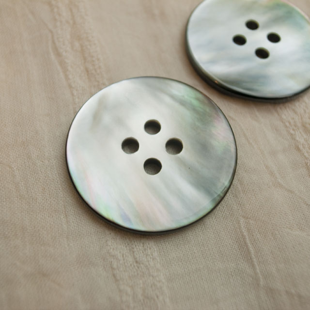 【丸型(定番)】黒蝶貝ボタン#00100 4穴30mm