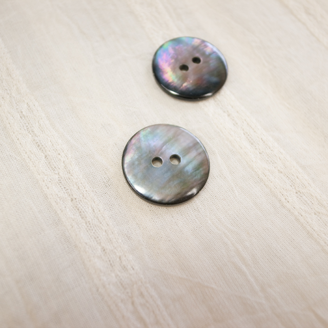 【丸型(定番)】黒蝶貝 貝ボタン#00150 2穴 18mm