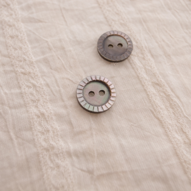 【丸型(定番 キザミ)】黒蝶貝ボタン#00180 2穴13mm