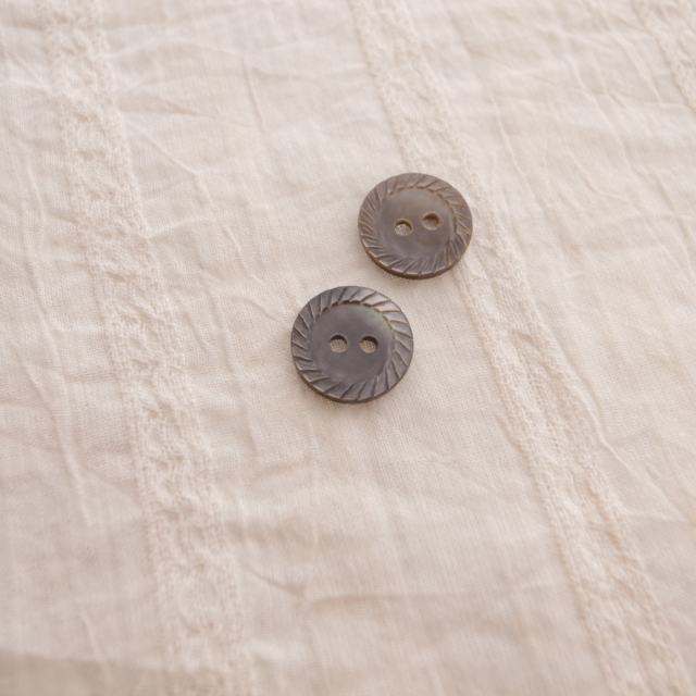 【丸型(定番 縄目)】黒蝶貝ボタン#00220 2穴13mm