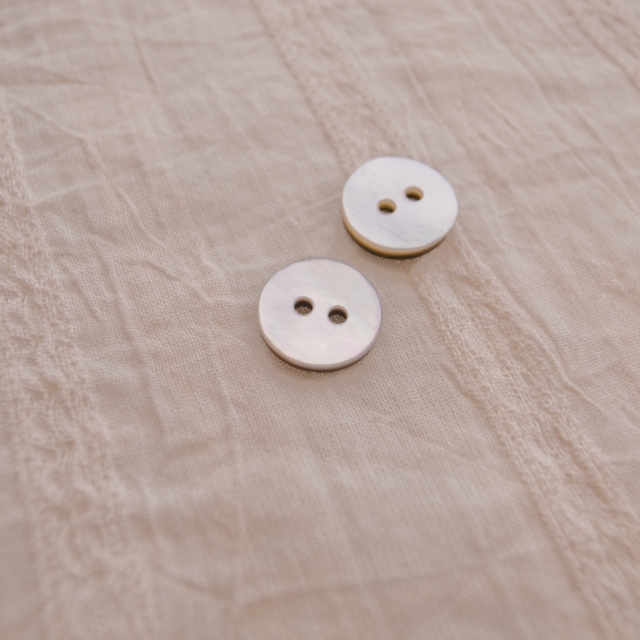 【丸型(定番)】黒蝶貝ボタン#0N104 2穴10mm