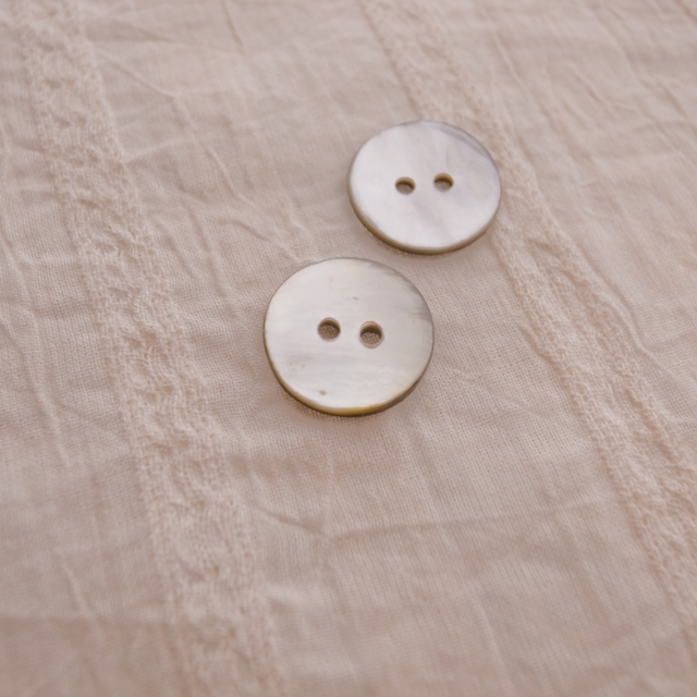 【丸型(定番)】黒蝶貝ボタン#0N104 2穴13mm