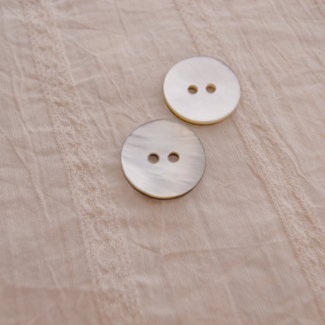 【丸型(定番)】黒蝶貝ボタン#0N104 2穴15mm