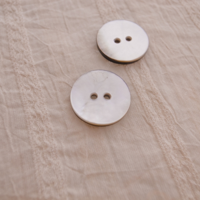 【丸型(定番)】黒蝶貝ボタン#0N104 2穴18mm