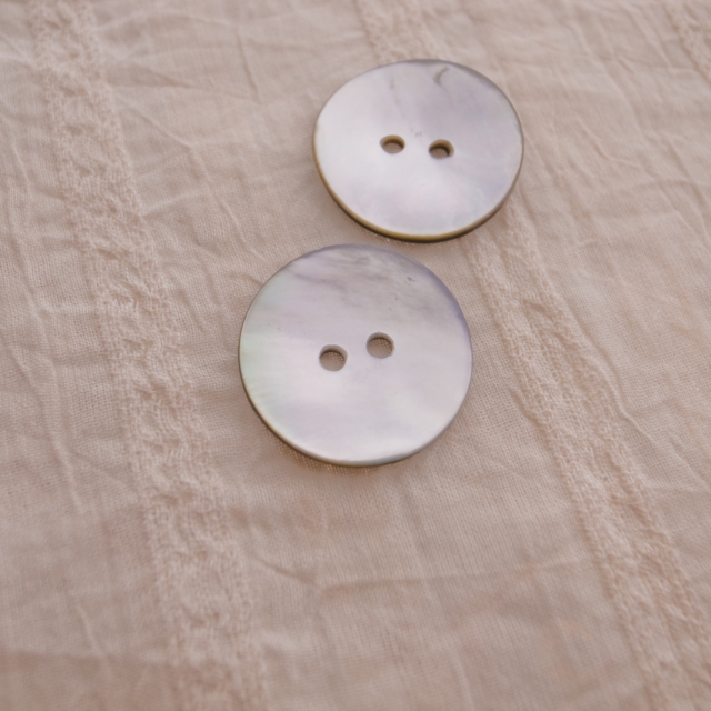 【丸型(定番)】黒蝶貝ボタン#0N104 2穴20mm