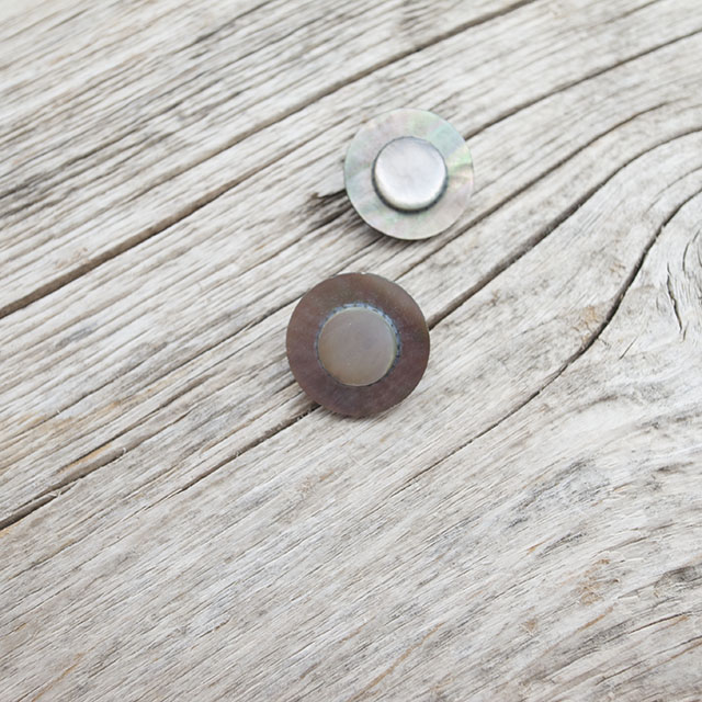 【黒蝶貝ボタン（花の形）】＃BT049 1穴金足  15mm